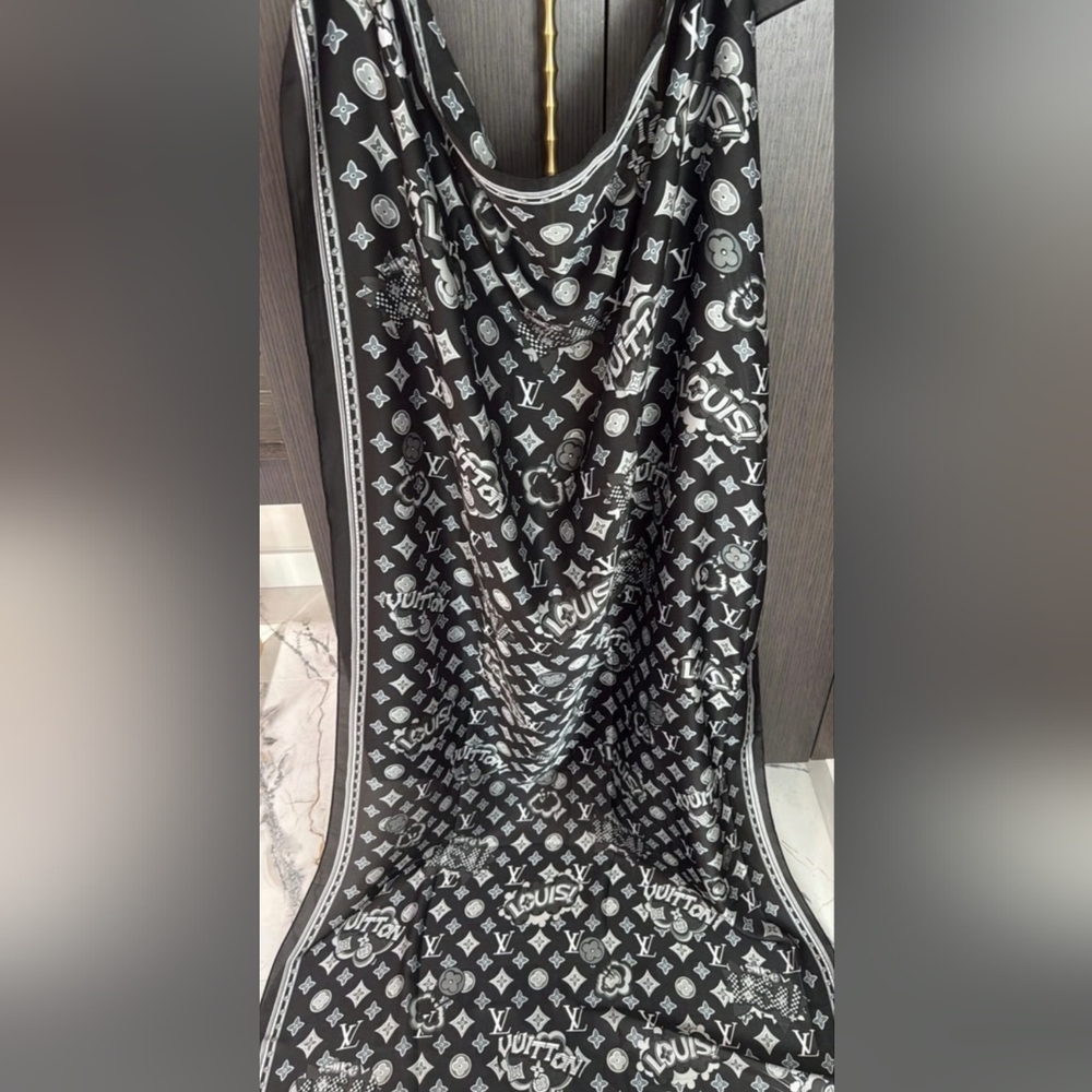 Louis Vuitton Black and White Scarf